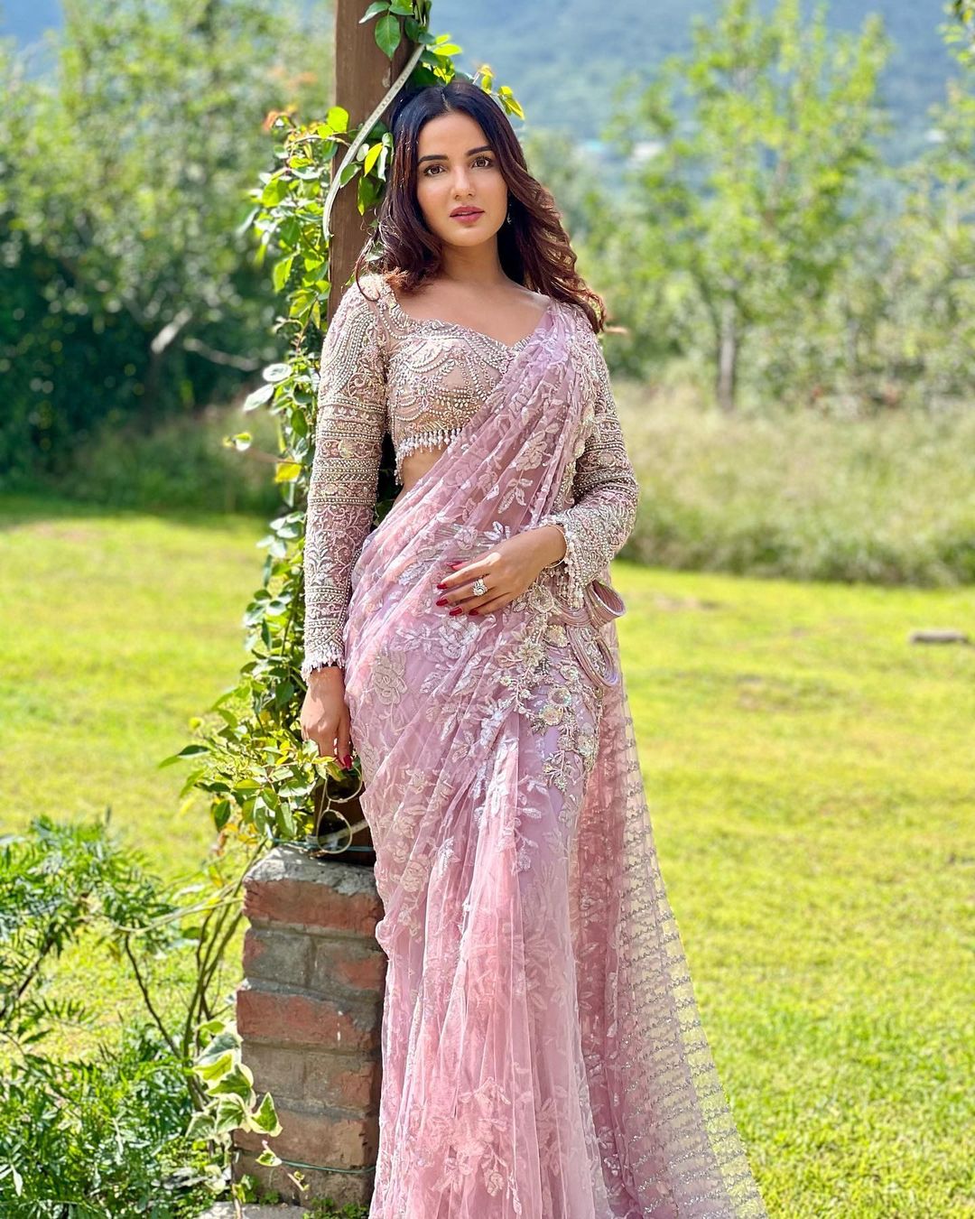 Jasmin Bhasin looks stunning in the pastel pink saree.