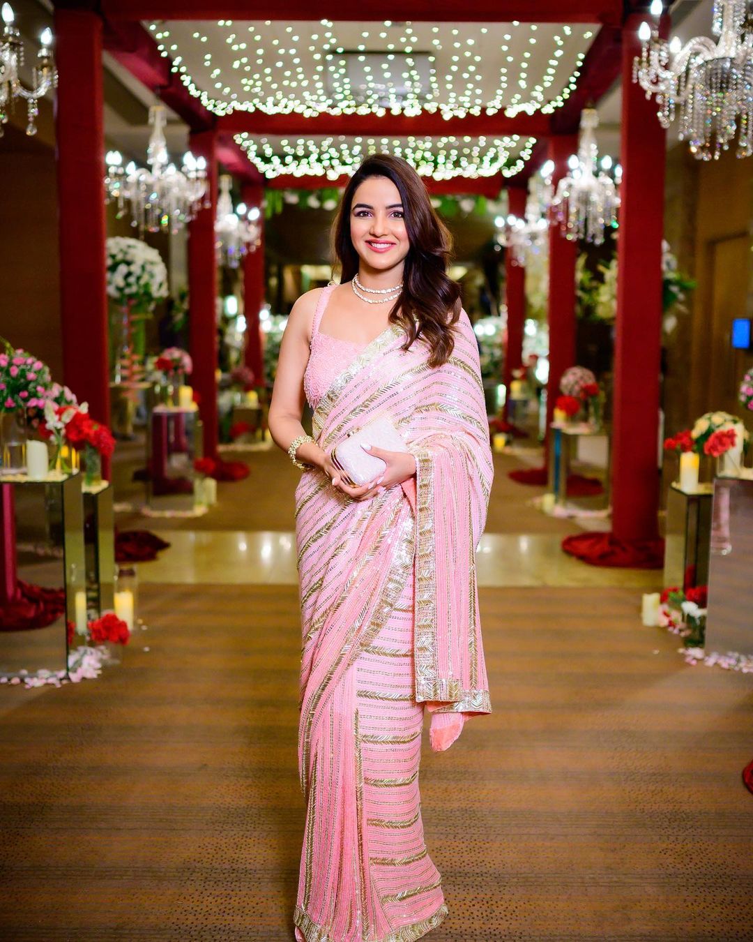 Jasmin Bhasin looks drop-dead gorgeous in the embellished pink saree. 