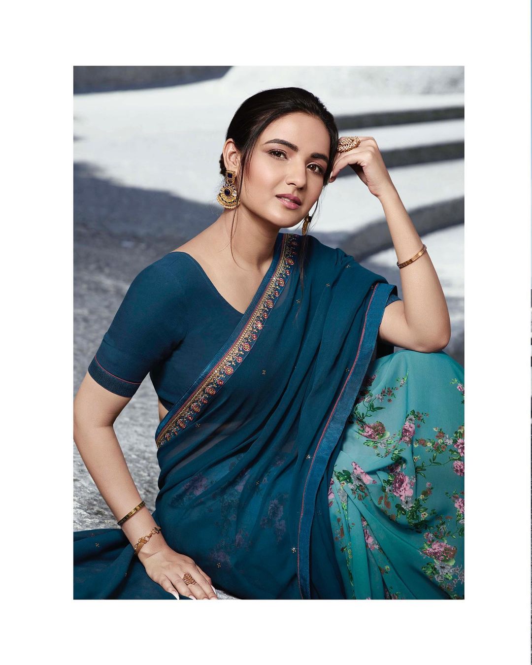 Jasmin Bhasin looks pretty in the blue floral saree.