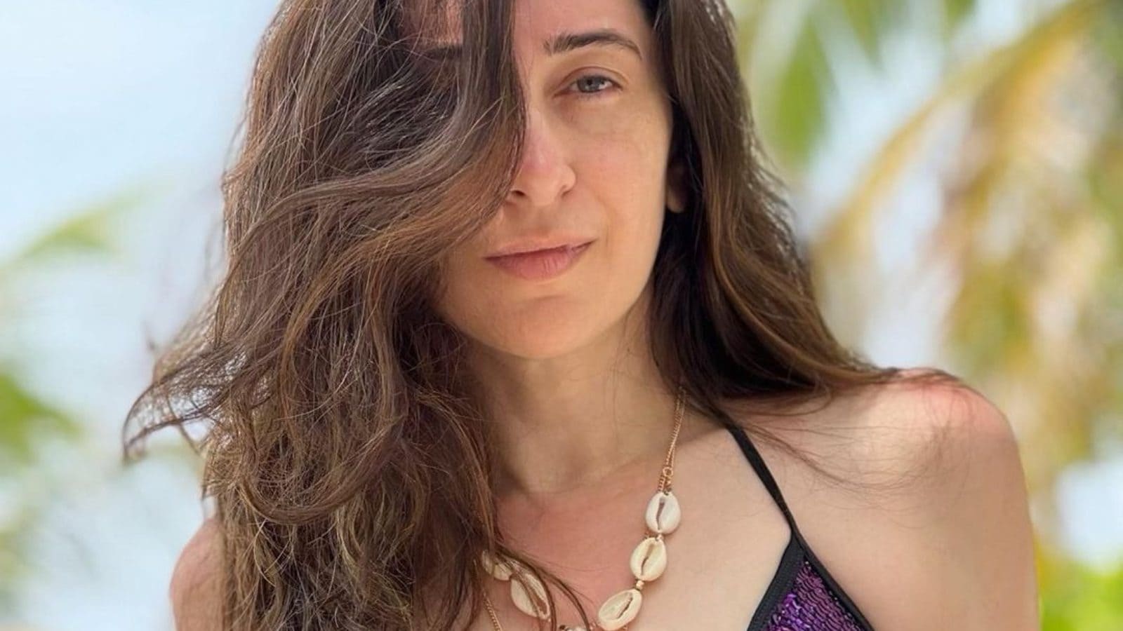 Karisma Kapoor Ka Sex - Karisma Kapoor Reminds Age Is Just a Number with Her Latest Sexy Pic, Says  'I Sea You' - News18