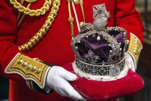 มงกุฎของควีนเอลิซาเบธแห่งสหราชอาณาจักรถูกส่งผ่านโถงนอร์มันแห่งพระราชวังเวสต์มินสเตอร์ หลังจากการเปิดรัฐสภาเมื่อวันที่ 4 มิถุนายน 2014 ที่ลอนดอน ประเทศอังกฤษ  REUTERS/POOL/Oli Scarff