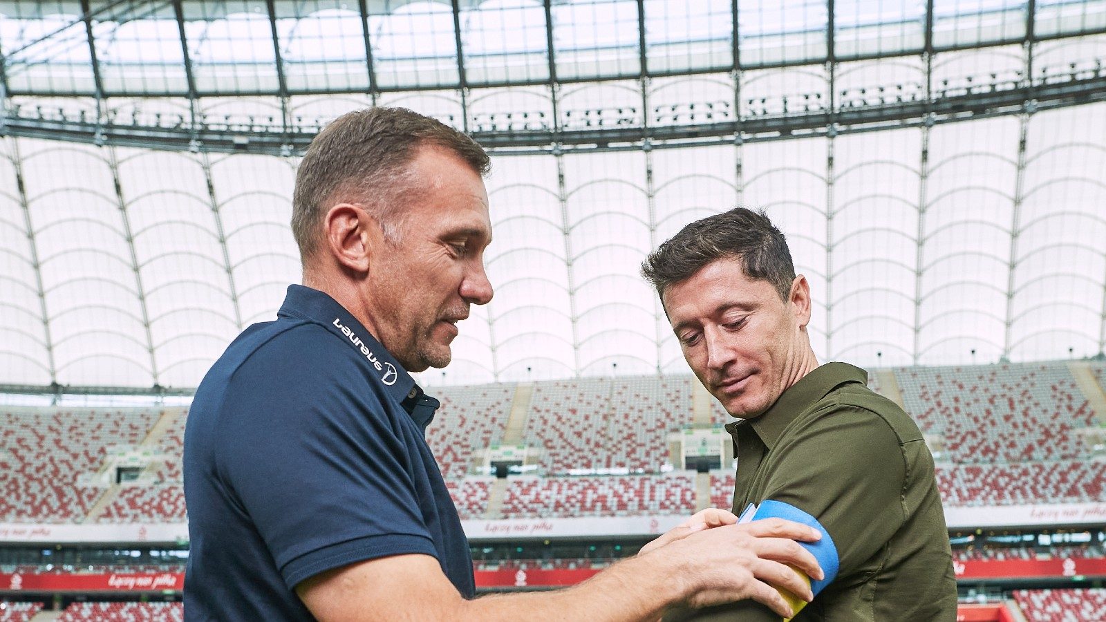Polak Robert Lewandowski zdobywa godło Ukrainy na Mistrzostwa Świata FIFA Katar 2022