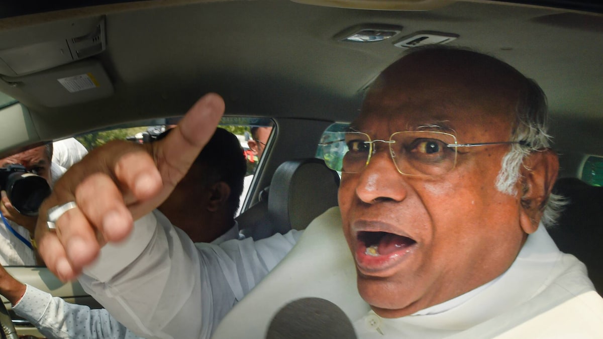 A Loyalist Who Never Crossed 'Lakshman Rekha': Gandhis' Blessing is Kharge's Edge Over Tharoor