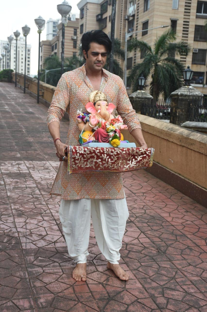 Maniesh Paul also performs Ganpati visarjan on Thursday. (Photo: Viral Bhayani) 