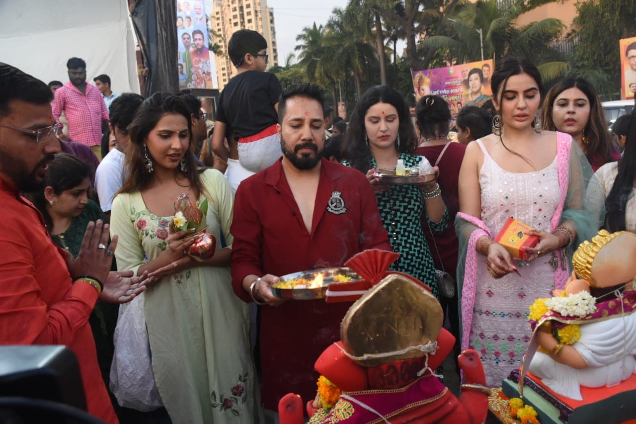 Mika Singh was snapped by the paparazzi as he perform Ganpati visarjan rituals. (Photo: Viral Bhayani) 