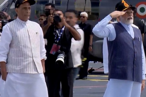 Hoisting of the new Naval Ensign 'Nishaan', on #INSVikrant in the presence of Prime Minister Narendra Modi.