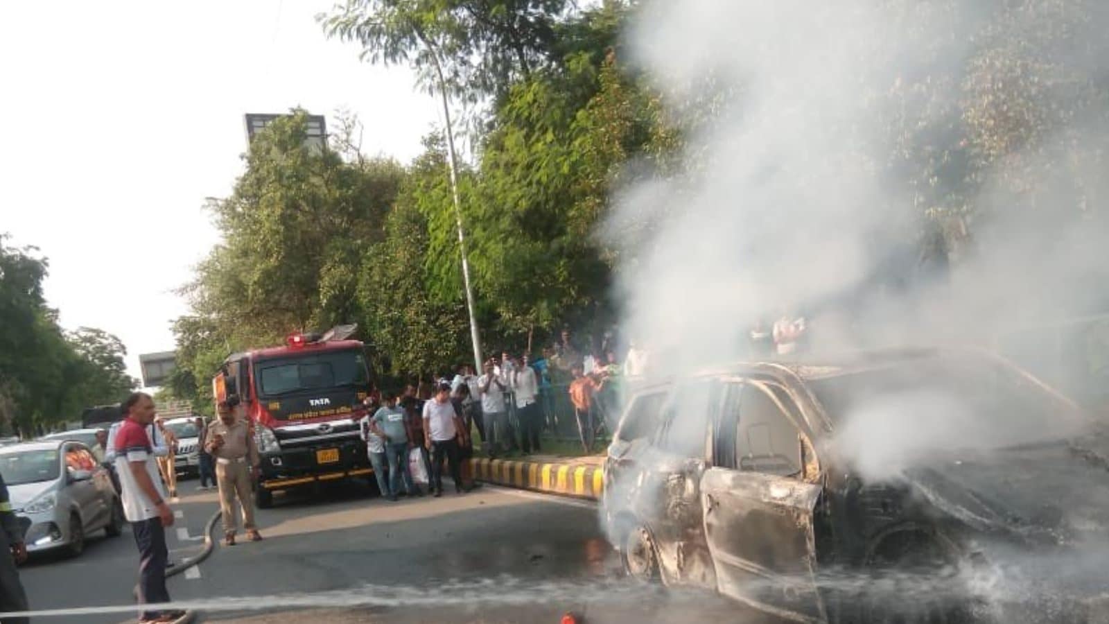 Moving Car Catches Fire in Noida, Passengers Jump to Save Lives; 2
