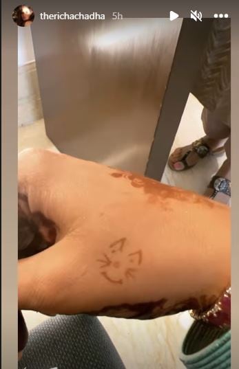 Richa Chadha's mehendi also features a little kitty.   