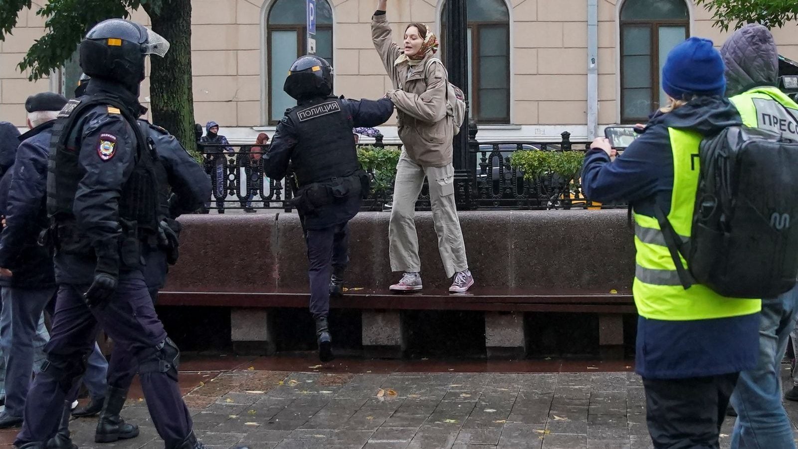 Kremlin Rejects Reports That 700,000 Have Fled Russia After Putin's Mobilisation Order