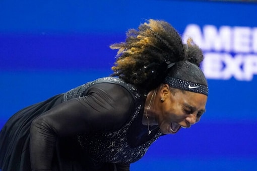 Serena Williams ҡѰԡ ӻԡҧ觢ѹѺ Ajla Tomljanovic ͧ ҧͺͧ觢ѹ෹ US Open ѹء 2 ѹ¹ 2022   (AP Photo/ Թ)