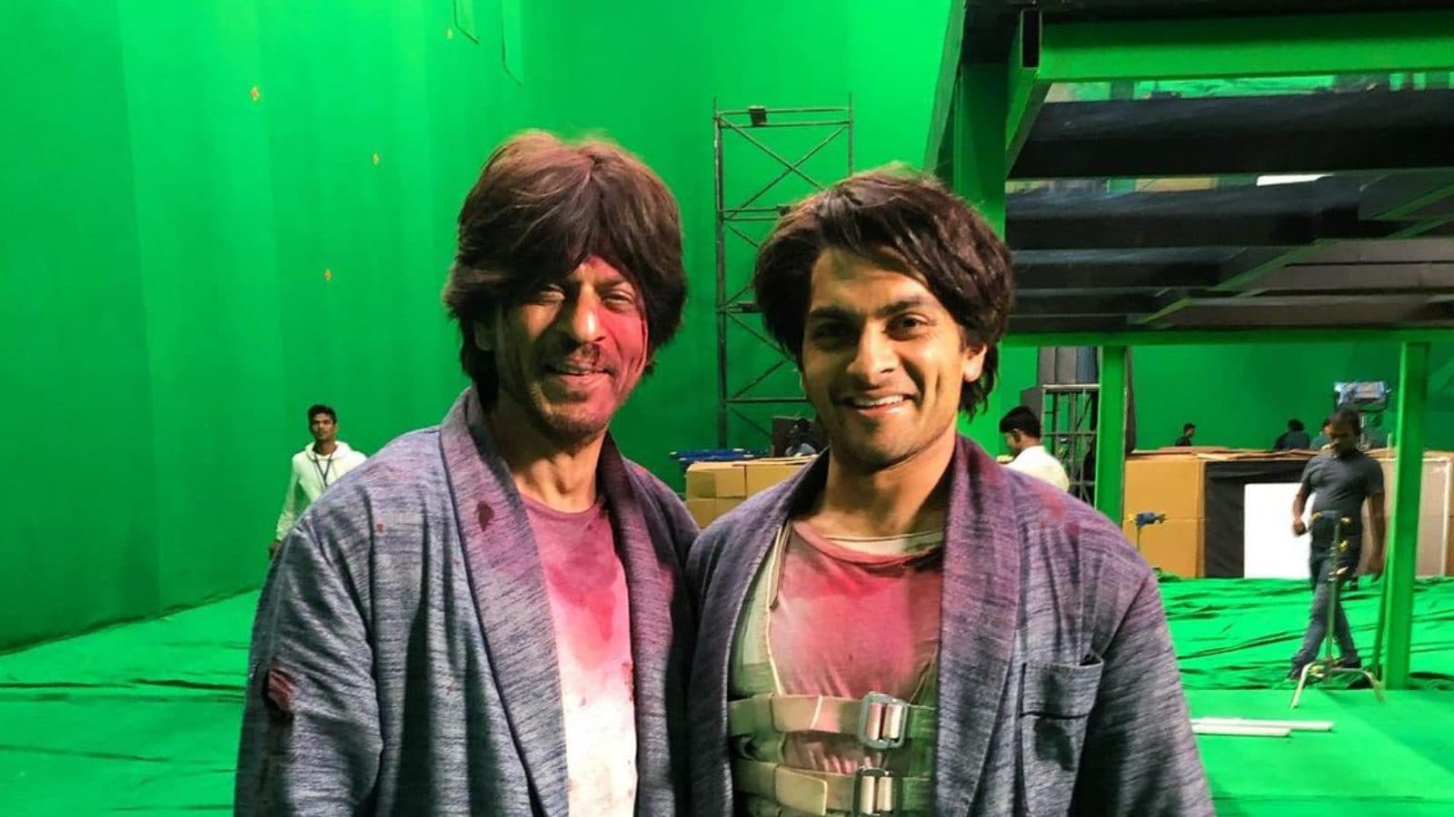 Shah Rukh Khan Poses With His Brahmastra Stunt Man In Unseen Pic Srk Fans Salute Body Double