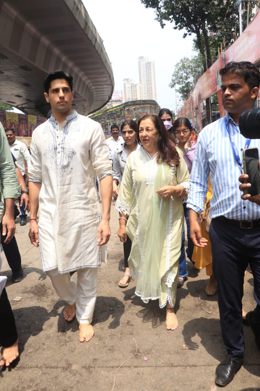 Sidharth Malhotra snapped by the paparazzi at a Ganpati Pandal in Mumbai. (Photo: Viral Bhayani) 