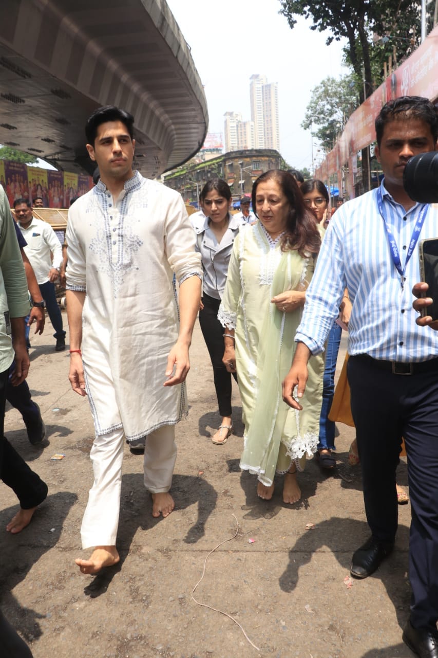 Sidharth Malhotra looks dapper as he gets snapped in a simple white kurta. (Photo: Viral Bhayani) 
