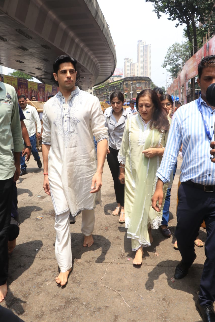 Sidharth Malhotra was also accompanied by his mother. (Photo: Viral Bhayani) 