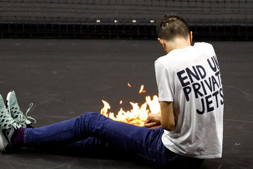 Fan sets himself on fire at Laver Cup (Reuters)