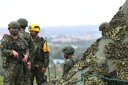 Soldiers stand guard before a live-fire military exercise in Pingtung, Taiwan. (Reuters File Photo)