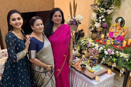 Tejasswi Prakash joins her mom and BF Karan Kundrra's mom for Ganesh Chaturthi celebrations.
