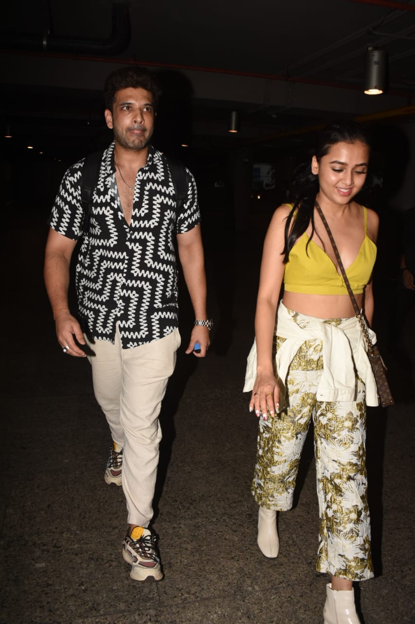 Tejasswi Prakash and Karan Kundrra return from Goa after a vacation. (Photo: Viral Bhayani)