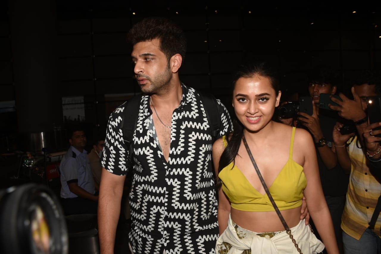 Tejasswi Prakash snapped with beau Karan Kundrra hours after dropping 'break-up' post. (Photo: Viral Bhayani) 
