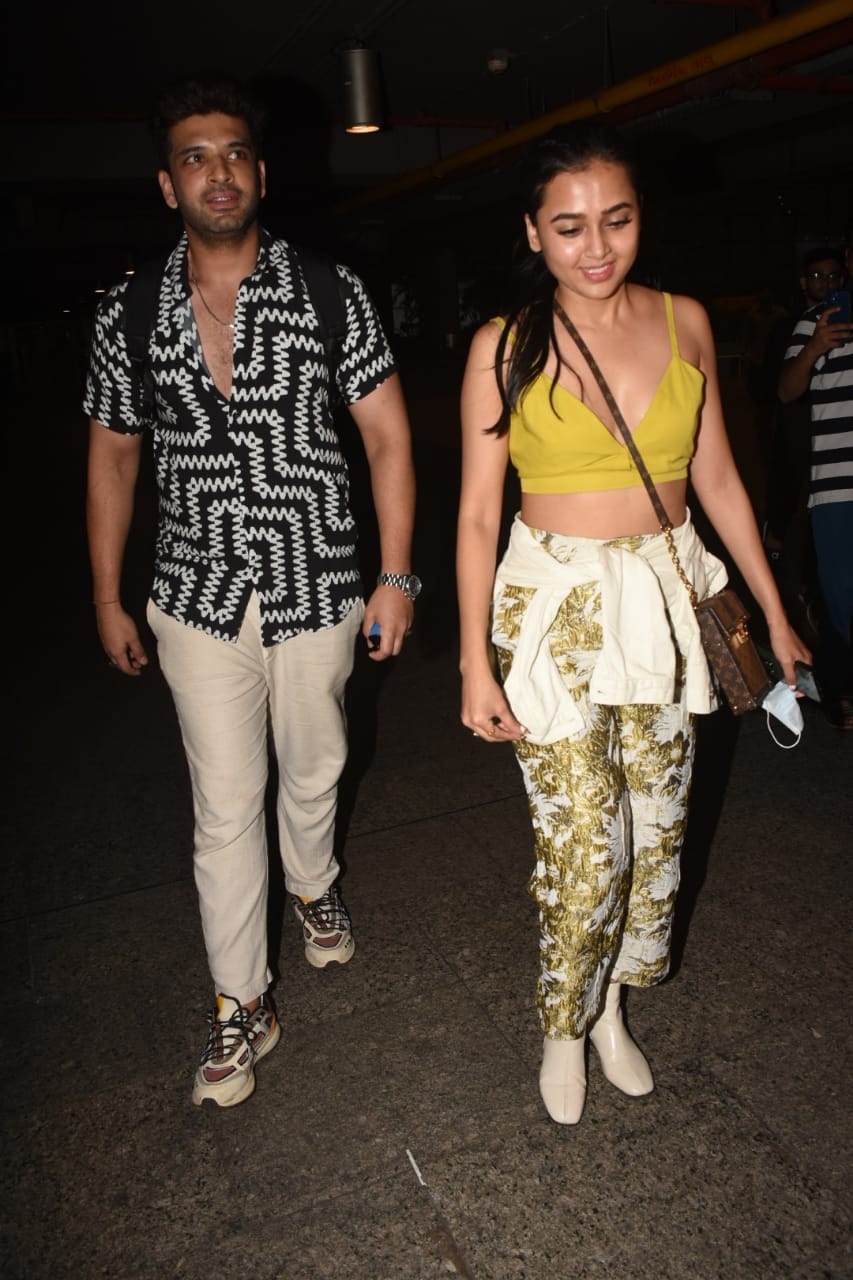 Tejasswi Prakash and Karan Kundrra look uber cool as they pose for the paparazzi. (Photo: Viral Bhayani) 