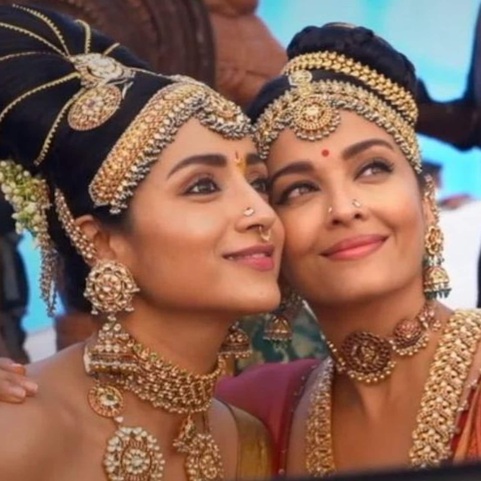 Trisha Krishnan and Aishwarya Rai Bachchan Pose For Selfie On Ponniyin  Selvan: 1 Sets; Check Here