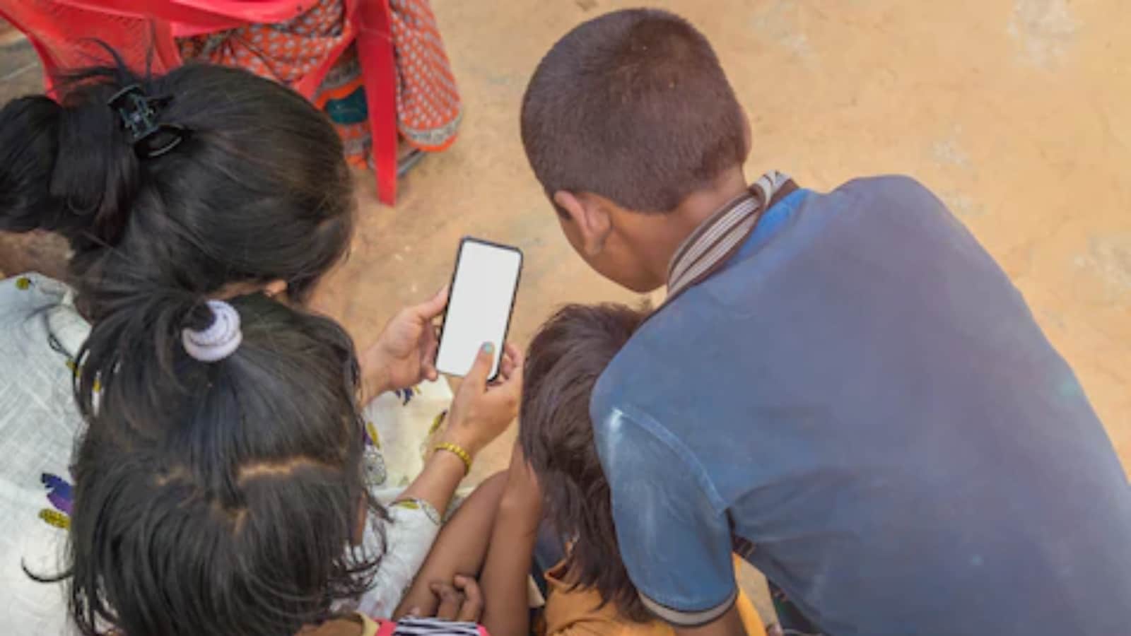 This Maharashtra Village Goes On Digital Detox For 1.5 Hours Every Day