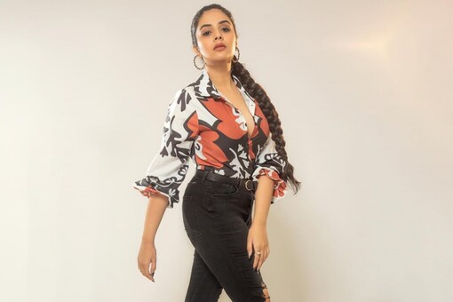 Exhibiting boss lady vibes, Sreemukhi sported an uber-chic collared, printed blouse, having puffed sleeves.