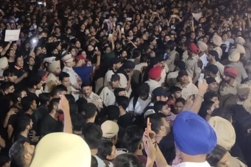 Student protests erupted again on the campus of Chandigarh University, in Punjab's Mohali late on Sunday. (Image: News18) 