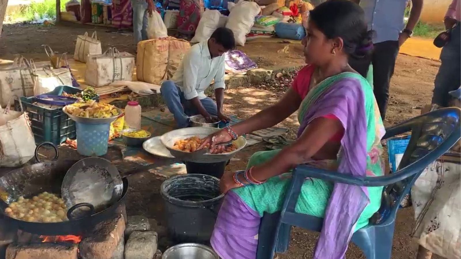 ओडिशा में माओवादी दंपति ने हथियार छोड़े, संबलपुर में खोला फूड आउटलेट ओडिशा में माओवादी दंपति ने हथियार छोड़े, संबलपुर में खोला फूड आउटलेट