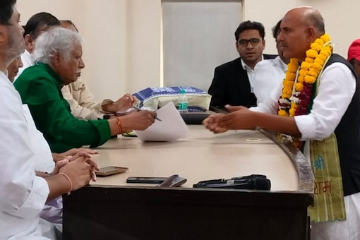 KN Tripathi (right) submits his nomination papers to Madhusudan Mistry. (Twitter)