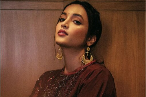 A few days ago, Srinidhi Shetty shared one of her promotional looks for Cobra on Instagram. 