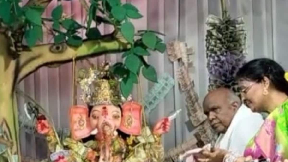 Warangal: Ganesh Idol Decorated With Currency Notes Worth Rs 1.43 Cr Thronged By Devotees in Large Numbers