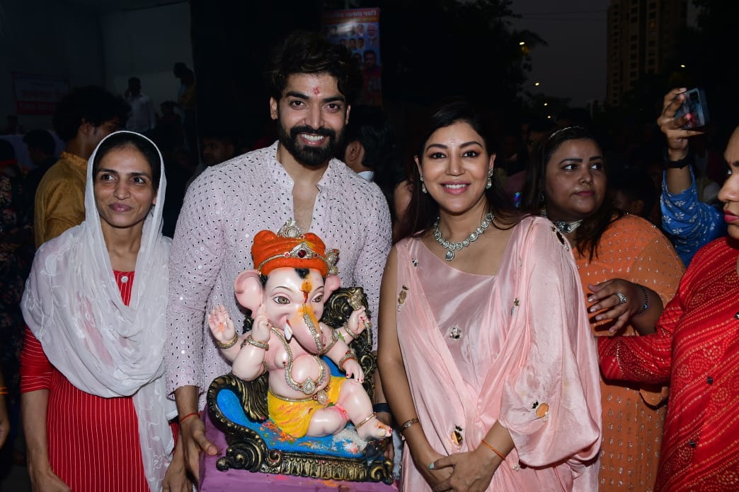 Gurmeet Choudhary and Debina Bonnerjee perform Ganpati visarjan on Thursday. (Photo: Viral Bhayani) 