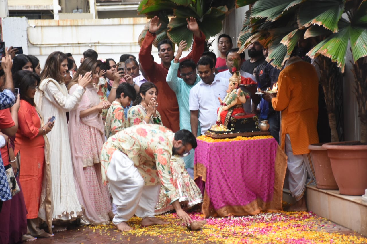 Raj Kundra performs puja before Ganesh Visarjan. 