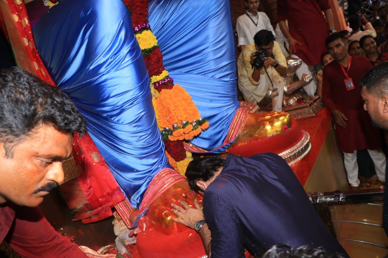 Ranbir Kapoor and Ayan Mukerji seek blessings from Ganpati Bappa. (Photo: Viral Bhayani)