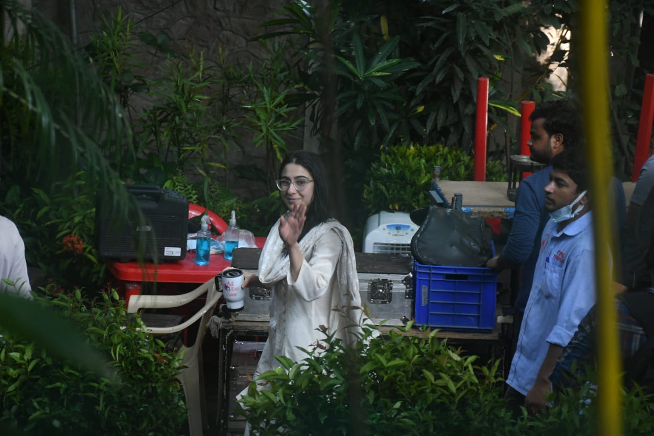 The actress waved at the paps. (Image: Viral Bhayani)