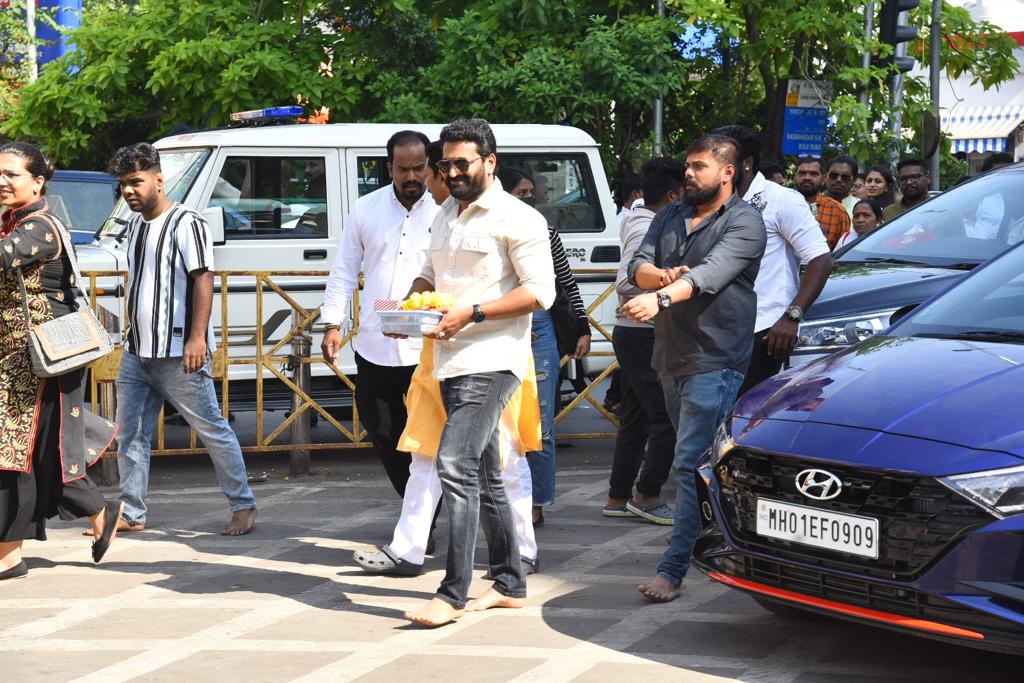 Rishab Shetty of Kantara offers prayers at Siddhivinayak Temple. (Pic: Viral Bhayani)