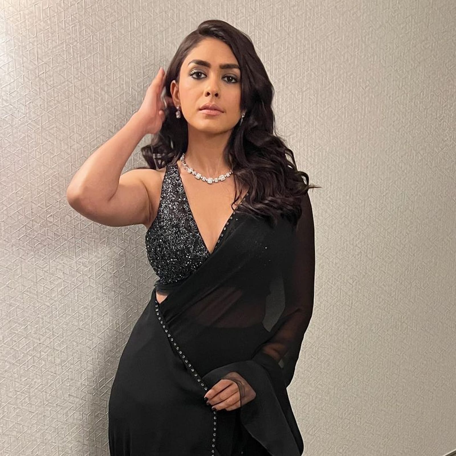Mrunal Thakur looks like a bombshell in black saree and sequined black and  silver blouse : Bollywood News - Bollywood Hungama