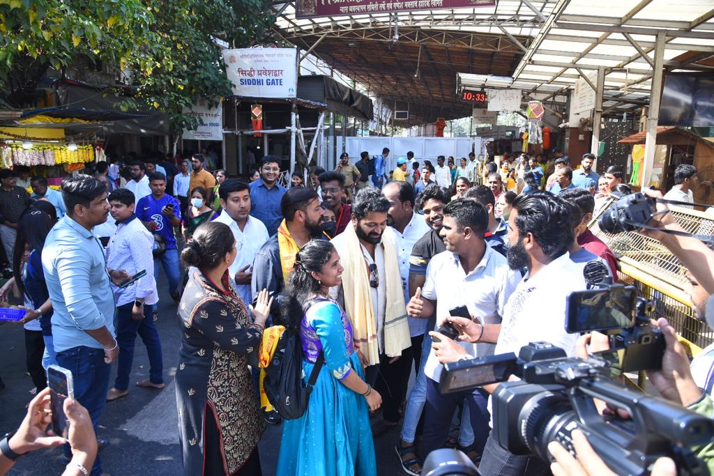 Rishab Shetty of Kantara offers prayers at Siddhivinayak Temple Pic Viral Bhayani