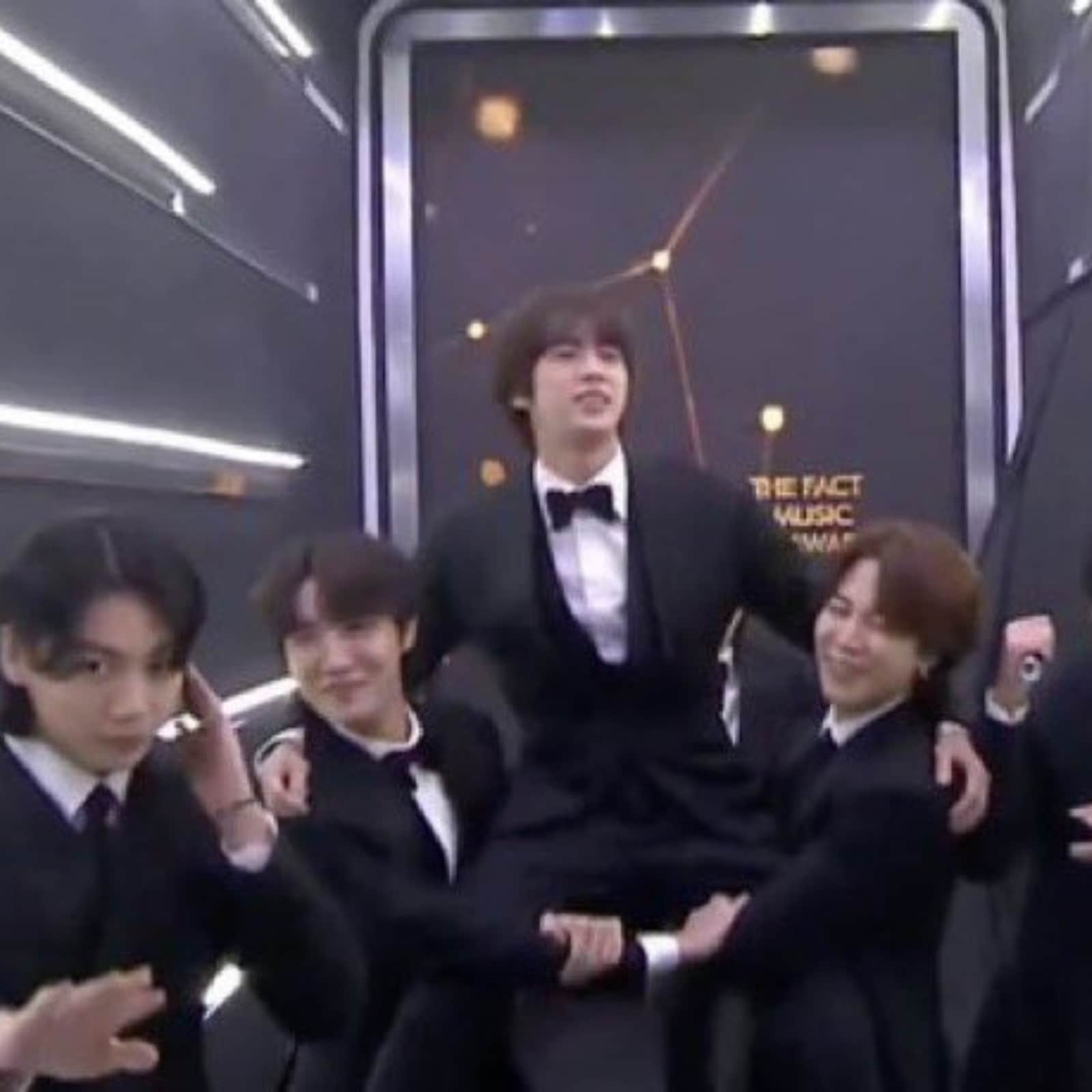 BTS' Jin Carried on Shoulders of 5 Starry 'Bodyguards and a Cheerleader' At  TMA 2022, Video Goes Viral - News18