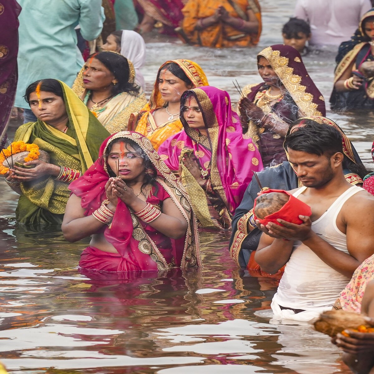 Thousands Throng Ghats to Celebrate Chhath Puja Without Covid Curbs ...