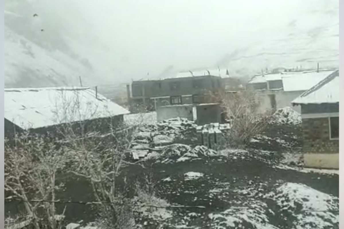 Over 100 Roads Closed in Himachal Following Snowfall in High Altitude