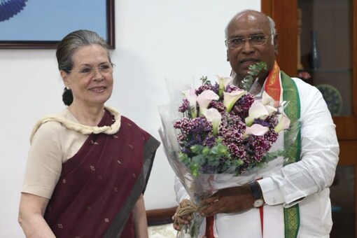 Sonia Gandhi congratulated Mallikarjun Kharge on winning the AICC elections. (Pic/News18)