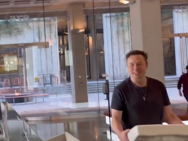 Elon Musk Entering Twitter Headquarters With a Sink is the Most Elon ...