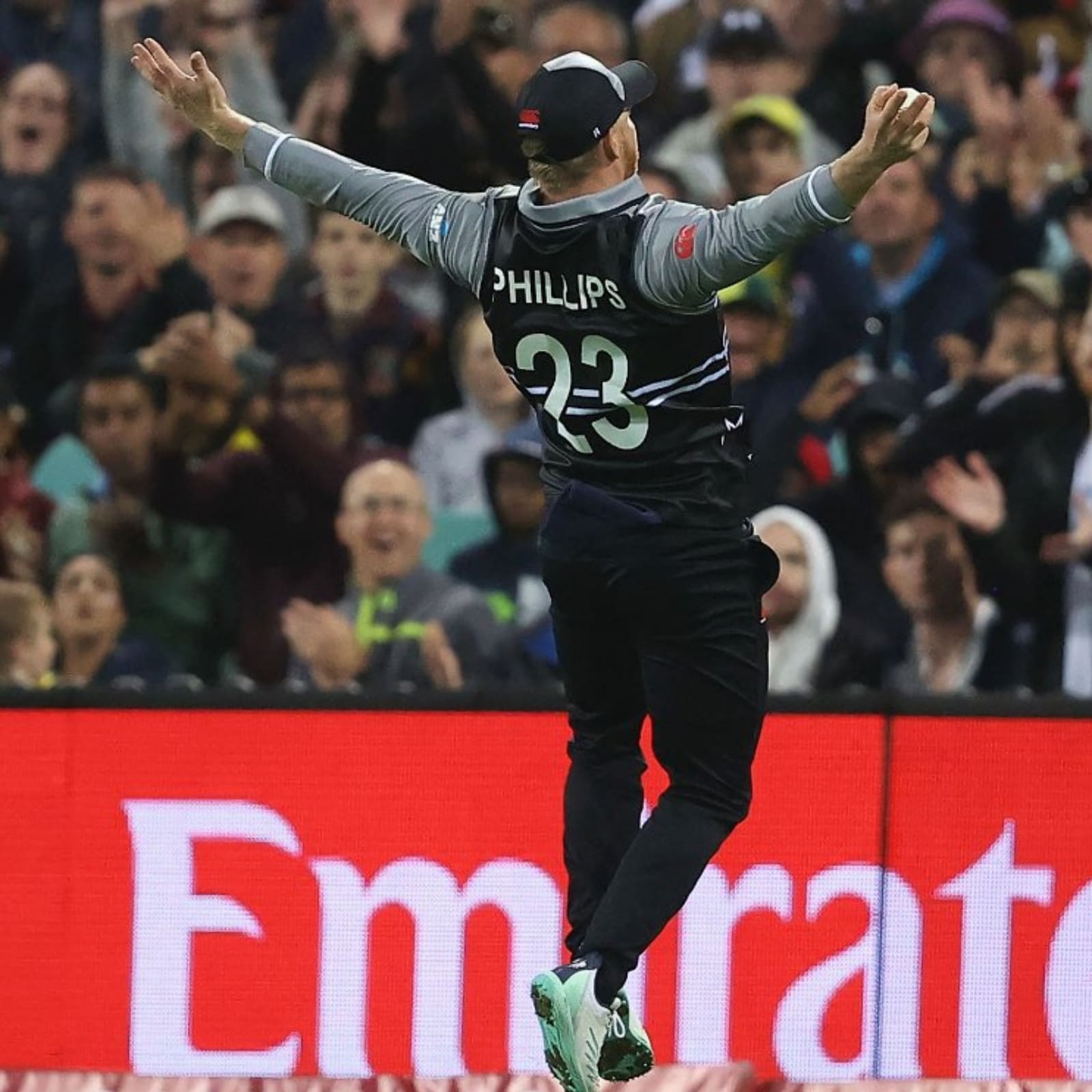 What an Athlete'-Glenn Phillips Takes 'Unreal' Catch to Dismiss Marcus  Stoinis | WATCH