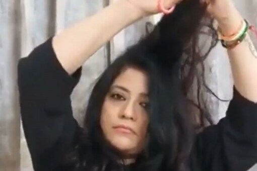 Noida Woman Chops Her Hair in Solidarity with Anti-Hijab Protests in Iran Noida Woman Chops Her Hair in Solidarity with Anti-Hijab Protests in Iran