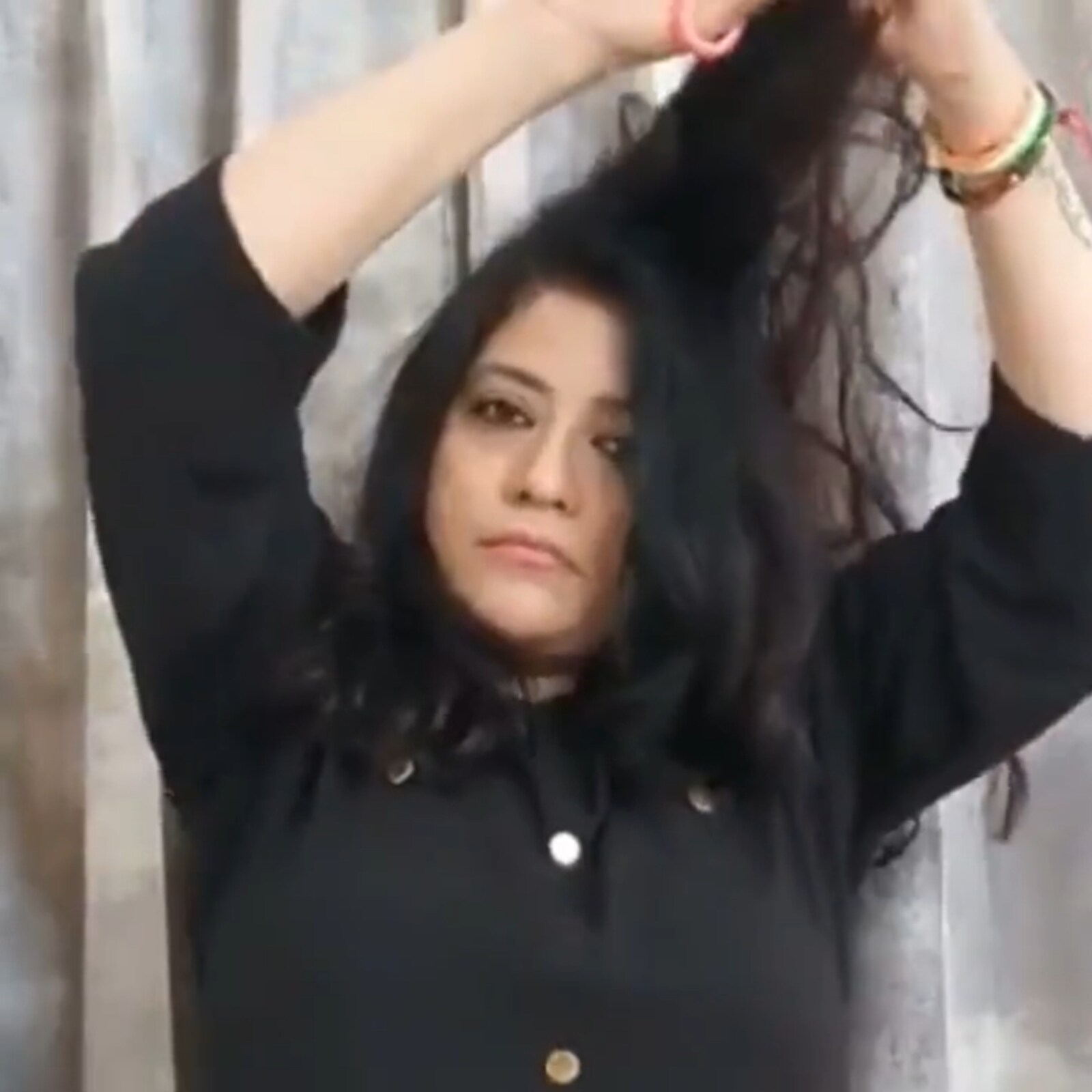 Noida Woman Chops Her Hair in Solidarity with Anti-Hijab Protests in Iran Noida Woman Chops Her Hair in Solidarity with Anti-Hijab Protests in Iran