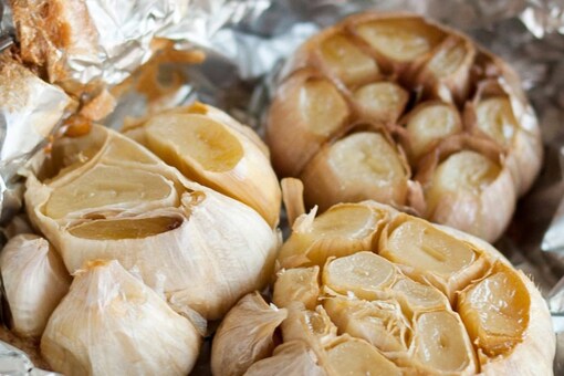 The flavor and health advantages of garlic can both be enhanced by specific preparation techniques.