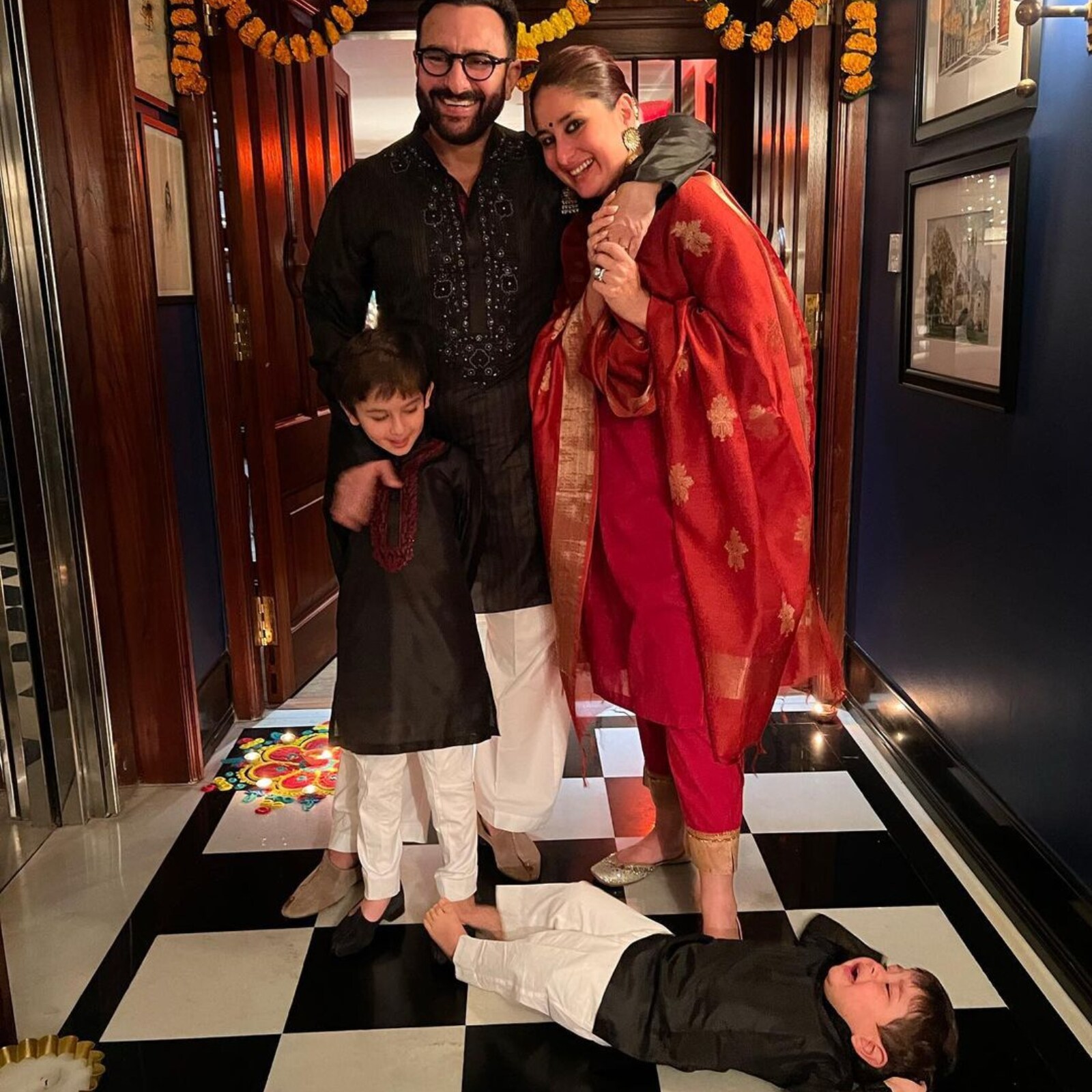 Kareena Kapoor Nangi Bf - Kareena Kapoor Wins Internet With Her Honest Diwali Family Pic Showing Jeh  Throwing A Tantrum - News18