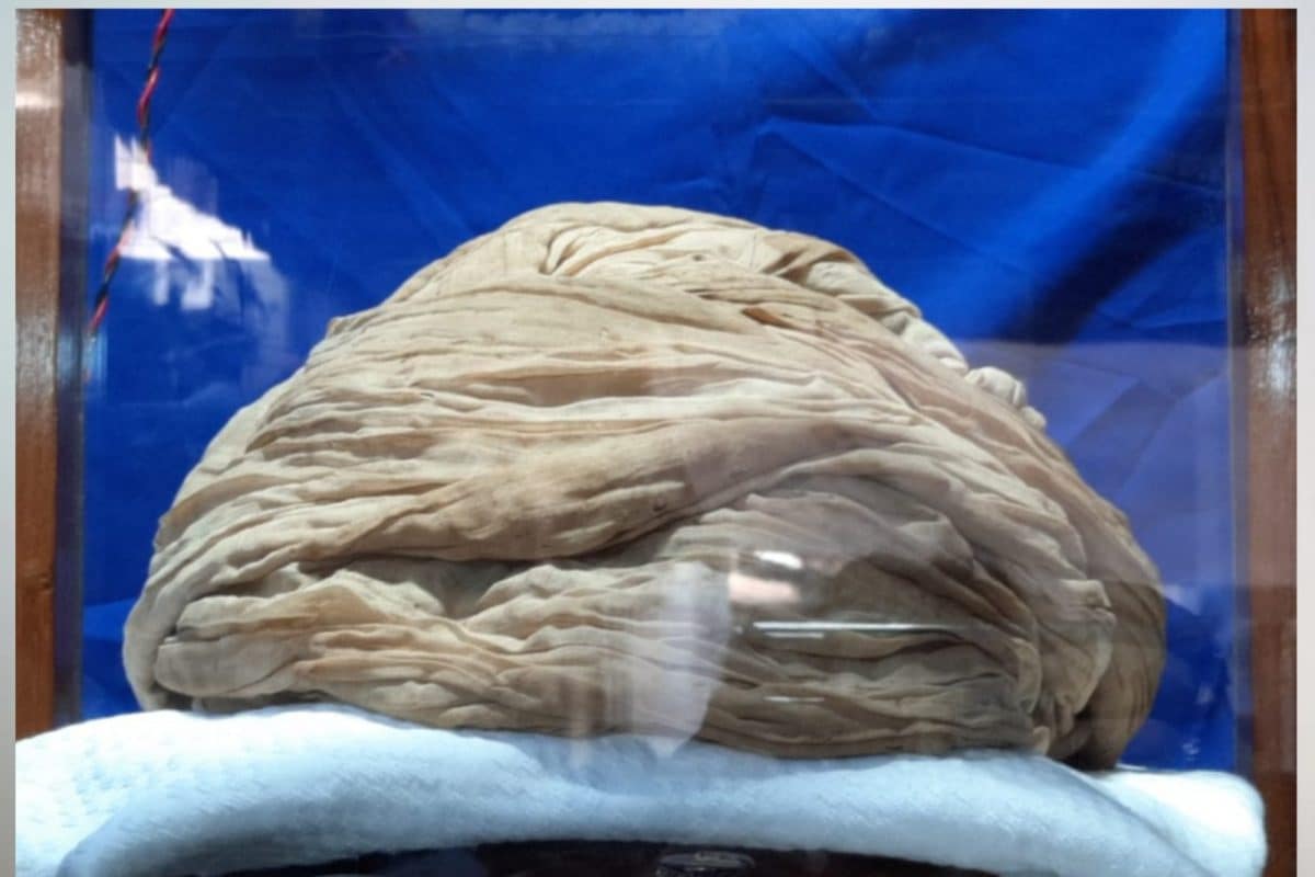 Surat Parsi family’s 194-year-old Family Heirloom - Turban of Lord Swaminarayan - Kept for Darshan on Bhai Dooj